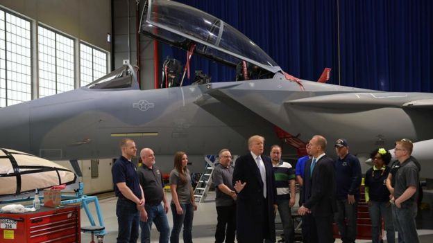 Donald Trump frente a un F15