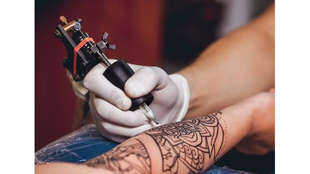 braço sendo tatuado
