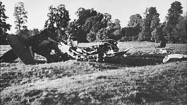 Family welcomes memorial to 'brave' WW2 air crash pilot - BBC News