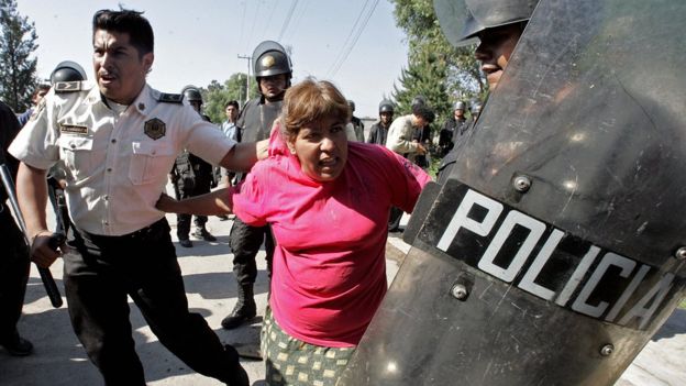 Mulher sendo presa em protesto no México