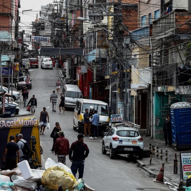 Moradores em rua de Paraisópolis