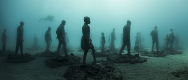 Su altında heykəllər
