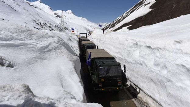 Vehículos del ejército de India atravesando el paso Zojila entre la nieve