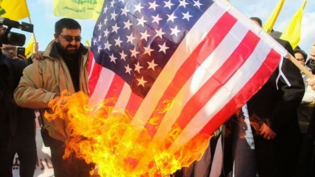 Homem queima bandeira americana