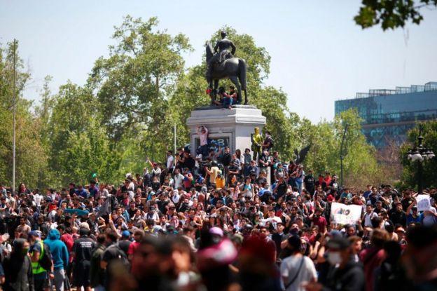 Protesta pacífica en la plaza Italia de Santiago de Chile el 21 de octubre de 2019.