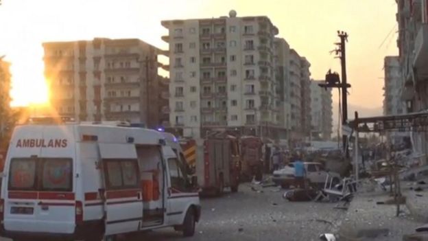 Emergency vehicles at the scene of a bomb blast in Kiziltepe (10 August 2016)