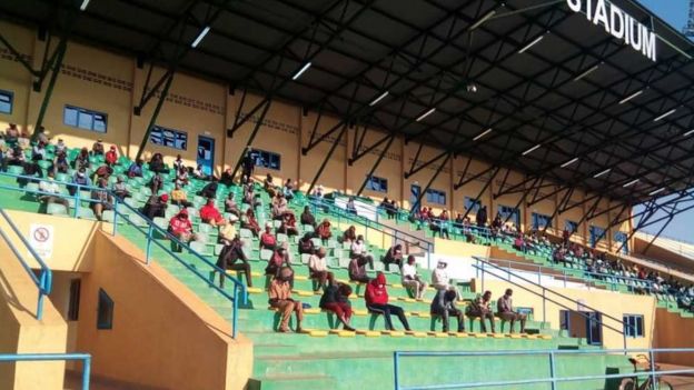 Des personnes punies dans un stade pour le non-respect des mesures barrières contre le coronavirus au Rwanda