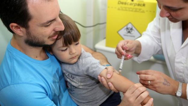 Criança toma vacina
