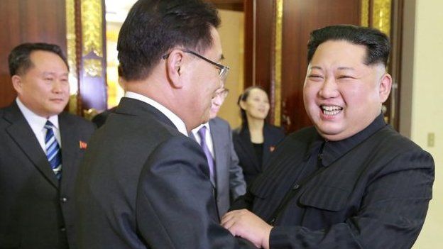 திங்களன்று தென் கொரிய பிரதிநிதிகளுக்கு இரவு உணவு விருந்து அளித்தார் கிம் ஜாங் உன்.