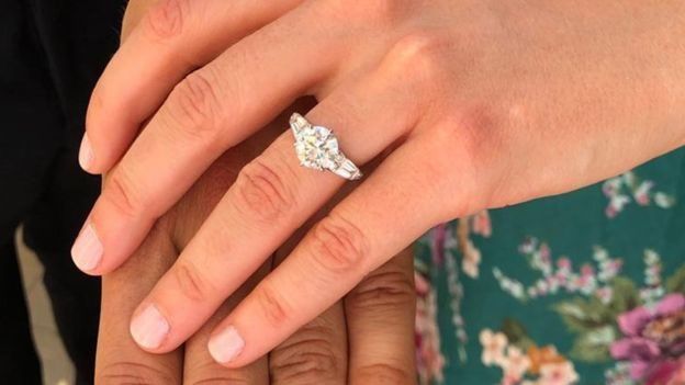 Adik Beatrice, Putri Eugenie berbagi foto pertunangan di Instagram.