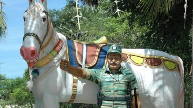 தெற்குப் பொய்கைநல்லூரில் திறக்கப்பட்டு பின்னர் அகற்றப்பட்ட பிரபாகரன் சிலை.