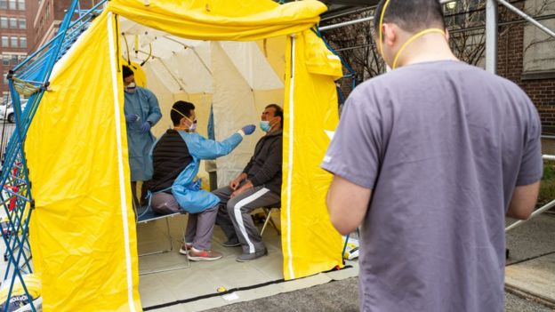 Paciente com suspeita de covid-19 é examinado em tenda