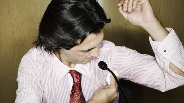 Hombre secándose el sudor