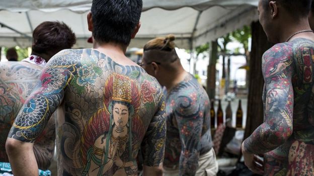 Hombres tatuados