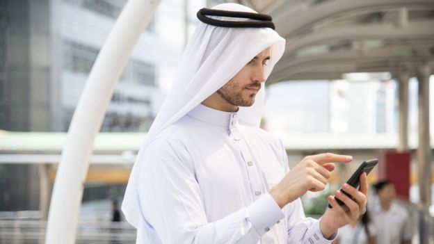 Joven árabe con celular