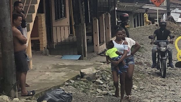 Chicos y chicas en una calle sin asfaltar de Buenaventura