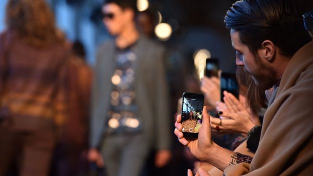 How social media is transforming the fashion industry - BBC News