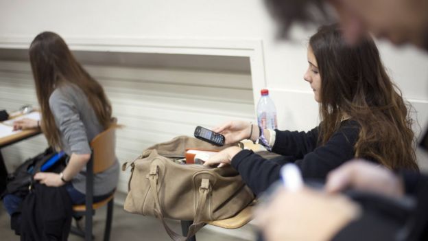 فرنسا تعتزم تطبيق حظر على هواتف التلاميذ في المدارس _99173871_frschoolphoneafp18jun2012