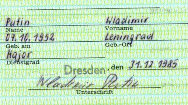 العثور على بطاقة هوية بوتين عندما كان جاسوسا سوفيتيا بألمانيا _104744871_4