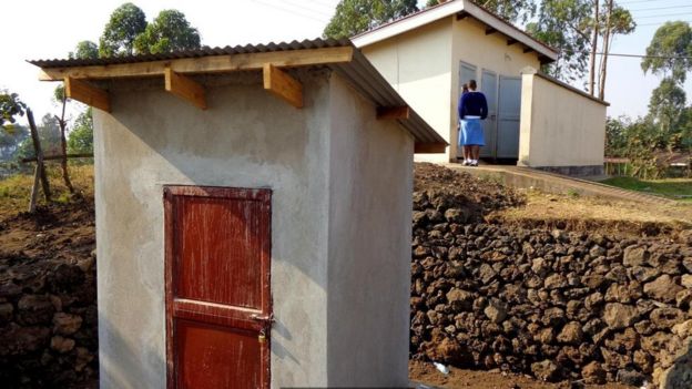 Banheiro de uma escola de meninas em um vilarejo em Uganda
