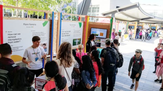Fionn Ferreira hablando con visitantes de la Feria de Ciencia de Google