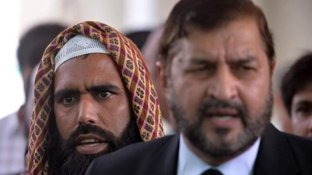 காரி சலிம் (இடது) மற்றும் அவரது வழங்கறிஞர் குலாம் முஸ்தபா சௌத்ரி (வலது)