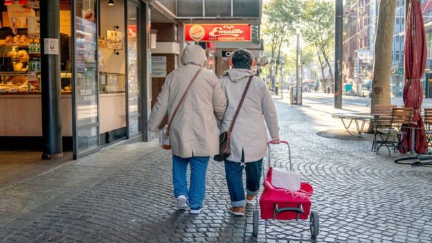 Una pareja camina en una calle en Alemania.
