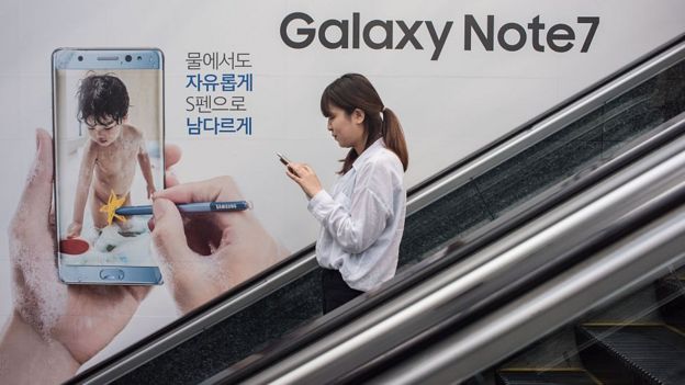 Aviso publicitario de Galaxy Note 7 en unas escaleras mecánicas de Corea del Sur.