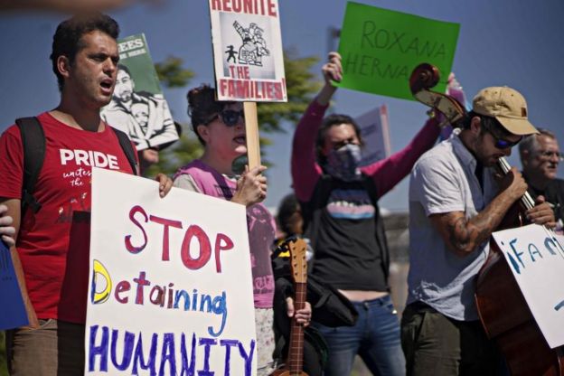 Manifestantes a las afueras del centro de detención de inmigrantes indocumentados Otay Mesa, en San Diego.