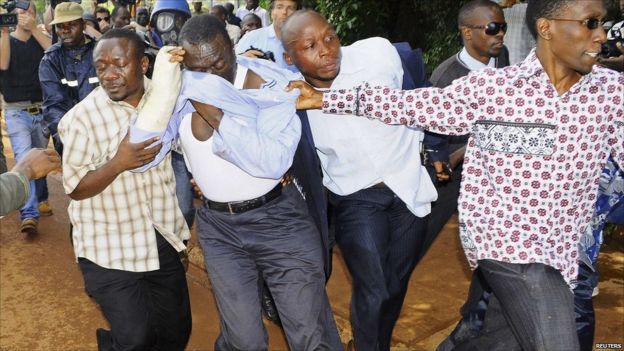 Kiongozi wa upinzani Dkt Kizza Besigye alikabiliwa na nguvu ya maafisa wa usalama kila alipojaribu kuonyesha upinzani dhidi ya serikali ya Museveni