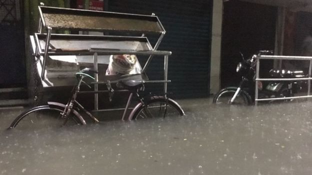 மின் இணைப்பு இல்லை; சாலை எங்கும் வெள்ளம்: நள்ளிரவில் தவித்த சென்னைவாசிகள்