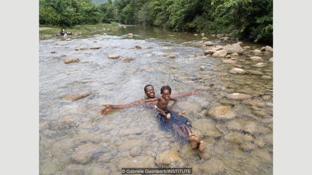Karena tinggal di dekat sungai di Haiti, salah satu aktivitas favorit Jhonny Labossière dengan anak perempuannya adalah bermain di air.