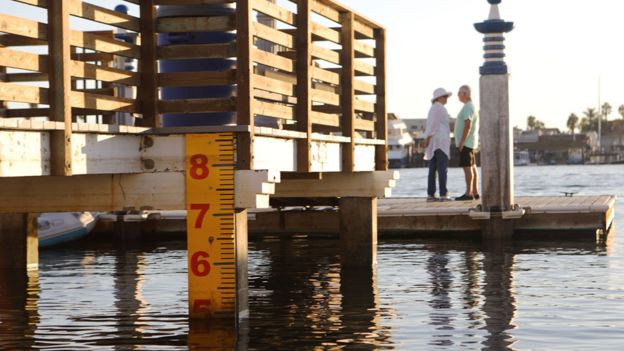 Un metro gigante mide el nivel del agua en Newport Beach, California