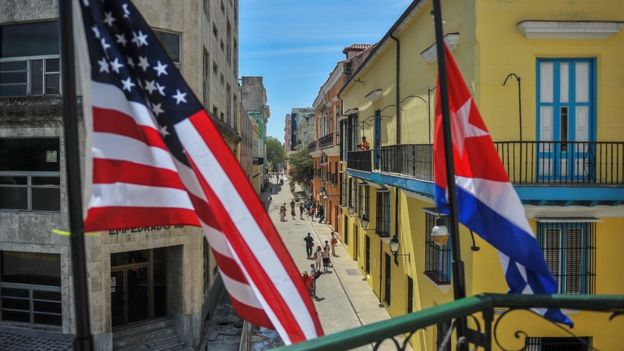 Banderas de Cuba y de EE.UU. en La Habana.