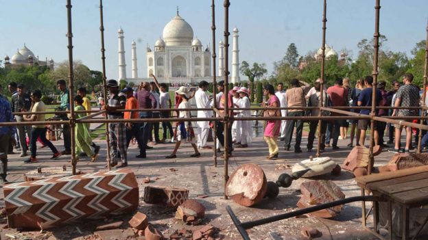 Algumas estruturas externas do Taj Mahal, do lado oposto do jardim, foram destruídas por ventos fortes