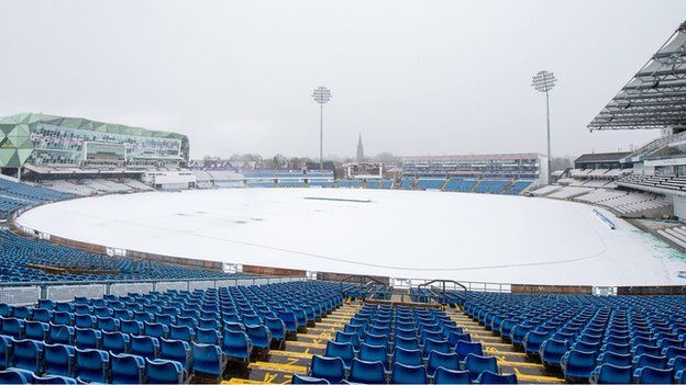 It snowed for 90 minutes in Leeds to leave Headingley under a white blanket