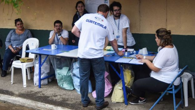 Personas contando votos electorales