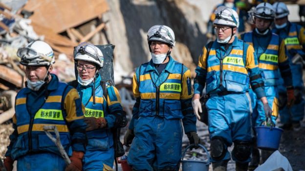 Soldados y trabajadores de rescate revisan edificios destruidos por un deslizamiento de tierra el 8 de julio de 2018 en Kumano cerca de Hiroshima
