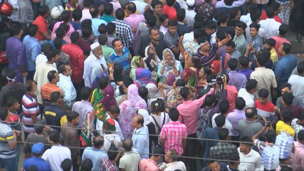 রাজনীতির পুরুষতান্ত্রিক চরিত্র অর্থাৎ পেশি শক্তির প্রয়োগ, সহিংসতা এসবের কারণেও রাজনীতিতে নারীরা পিছিয়ে বলে মনে করা হয়।