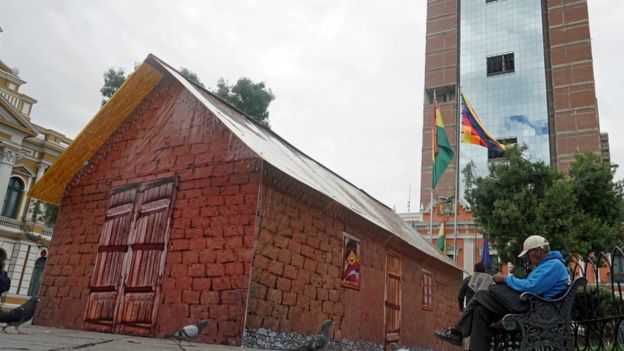 La pequeña casa, una réplica de la vivienda de Evo Morales, se encuentra en la Plaza Murillo de La Paz