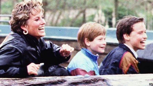 Lady Di junto a Harry y William en el parque Thorpe en Chertsey, Surrey