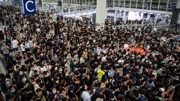 香港机场13日现场,示威者塞满机场大楼,许多旅客无法办理离境。