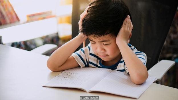 படிக்கும் சிறுவன்