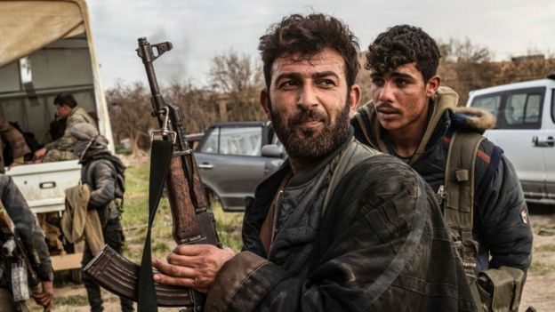 Combatientes de las Fuerzas Democráticas Sirias (SDF)