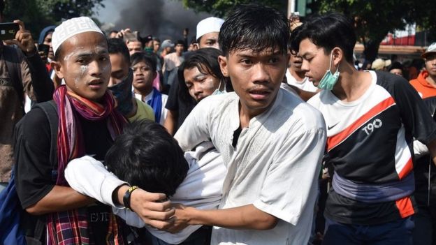 Salah satu hoaks yang beredar adalah adanya pengunjukrasa yang tewas tertempus peluru tajam aparat.