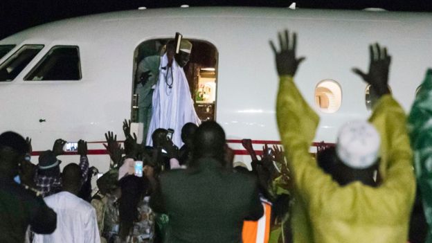 Yaya Jammeh akiwapungia mkono watu alipokuwa akiabiri ndege Banjul