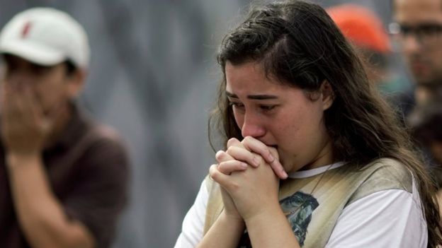 Uma estudante reage ao homenagear as vítimas mortas em um tiroteio na Escola Raul Brasil, em Suzano, no dia 14 de março de 2019.