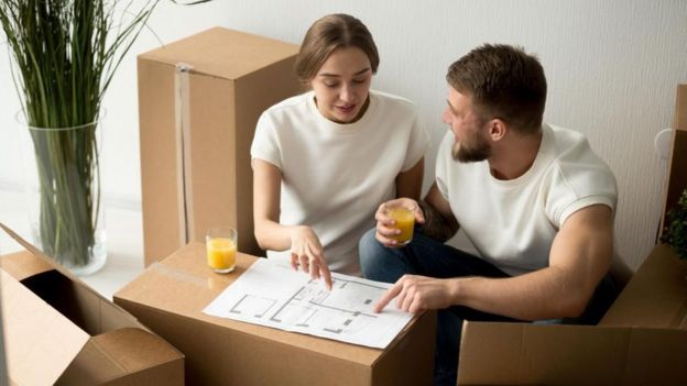 زوجان يبحثان تصميم منزل