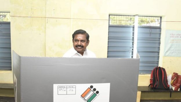 எடப்பாடி பழனினசாமி வாக்களித்தார்