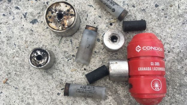 Granada de gás e balas de borracha encontradas na rua do bairro Santa Cândida